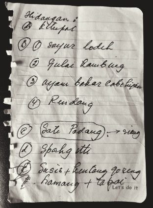 Catatan menu tulisan tangan Mama: hidangan Idul Fitri — ketupat, sayur lodeh, gulai kambing, ayam bakar cabe hijau, rendang, sate Padang, spaghetti, sosis dan kentang goreng, lamang dan tapai — diakhiri tulisan 'Let's do it'